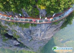 張家界旅游必去挑戰(zhàn)的幾條玻璃棧道，你準(zhǔn)備好了嗎？